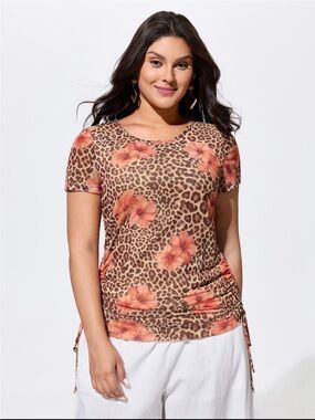 Leopard Floral Print Short Sleeve Top in Brown and Coral size 1X (14-16)